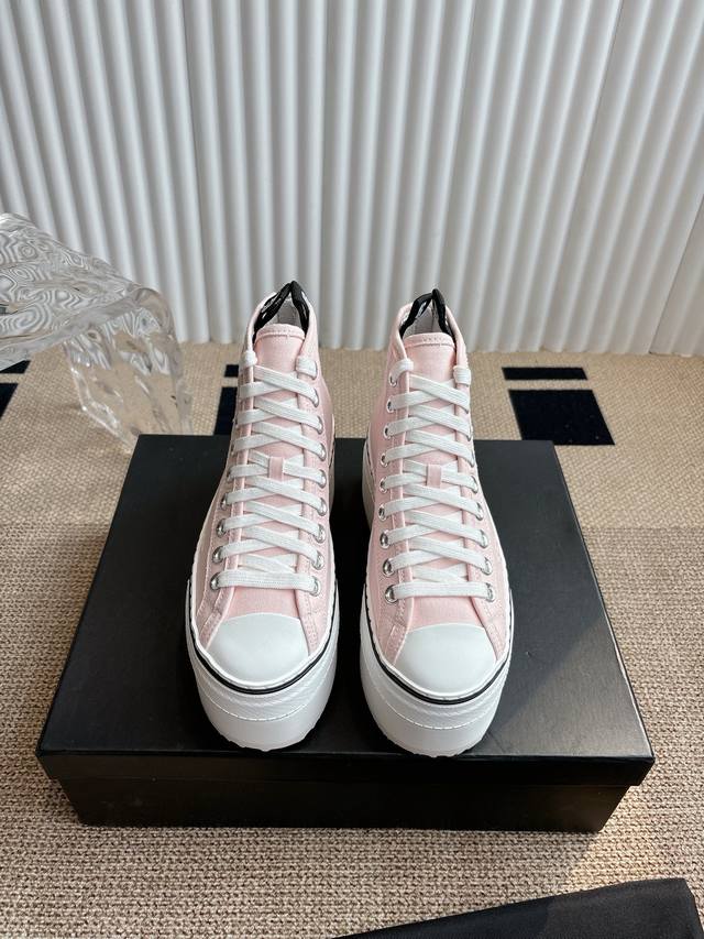 R13 Platform High-Top Lace-up Casual Shoes R13 platform shoes are seriously awes