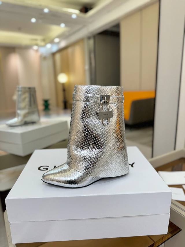 Price: Authentic Givenchy Shark Lock series padlock ankle boots, the highest qua