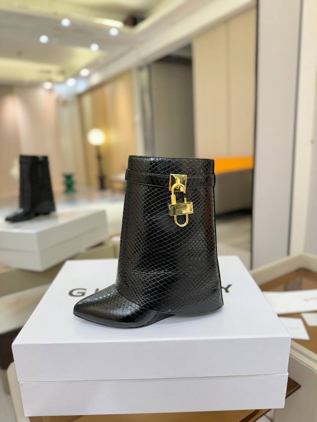 Price: Authentic Givenchy Shark Lock series padlock ankle boots, the highest qua