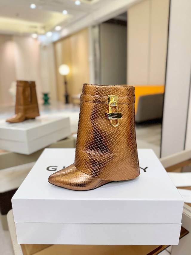 Price: Authentic Givenchy Shark Lock series padlock ankle boots, the highest qua