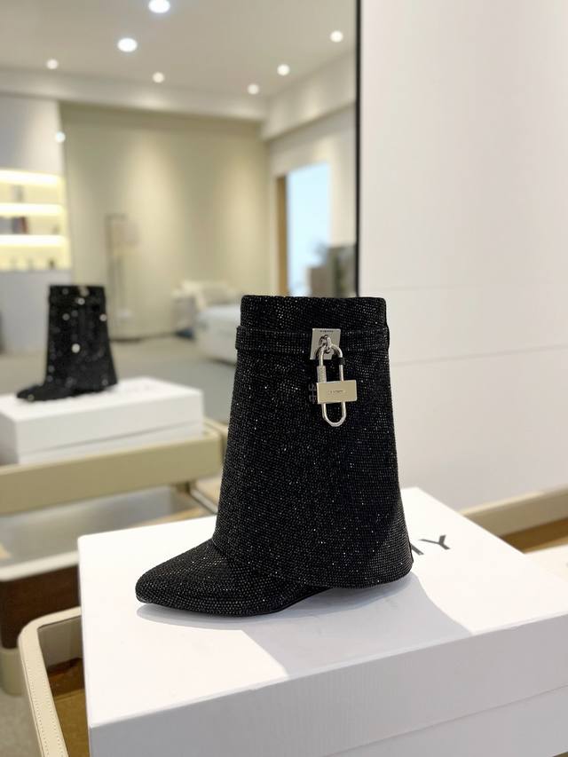 Price: Authentic Givenchy high-heeled ankle boots with small rhinestones, the hi