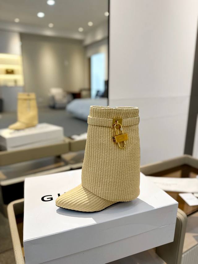 Price: Authentic Givenchy high-heeled ankle boots, top-quality custom version. G