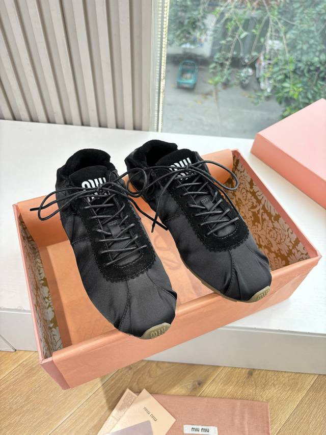 Miumiu Spring/Summer Latest Runway Style Thin-Soled Casual Shoes This is a super