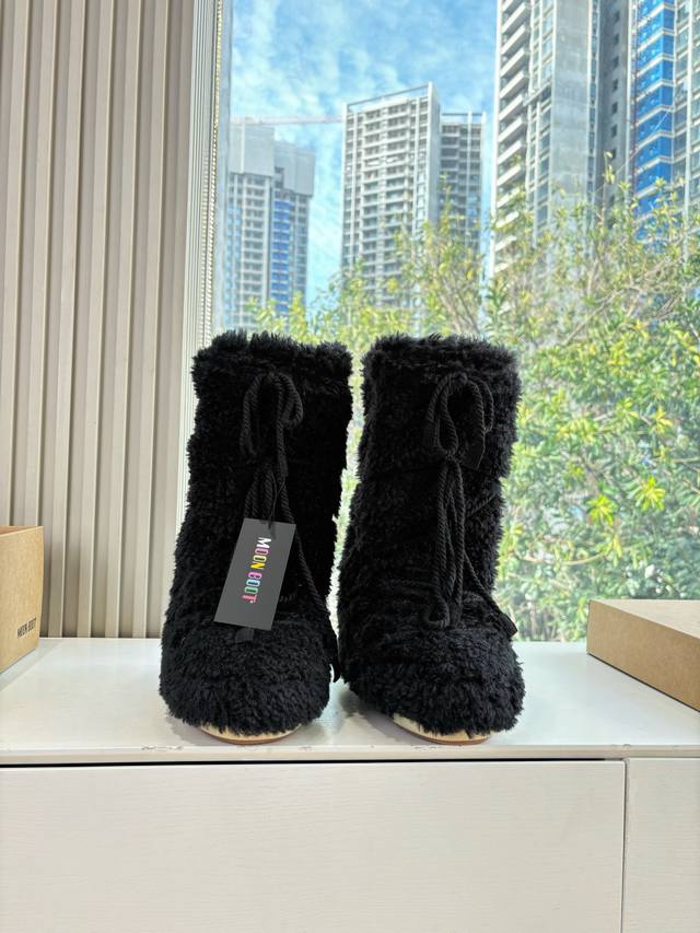 G178 What you see is what you get: Moon Boot, the latest autumn/winter snow boot