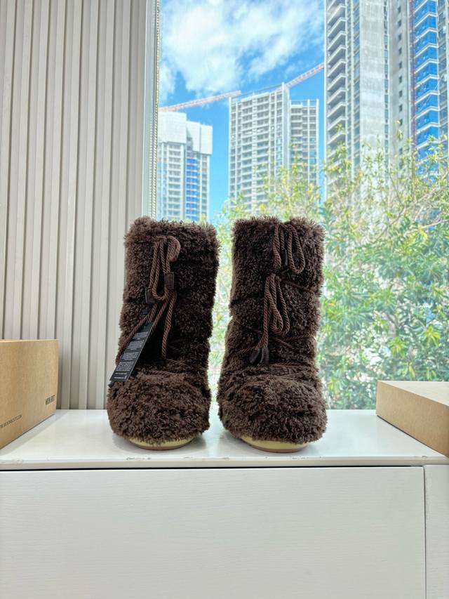 G178 What you see is what you get: Moon Boot, the latest autumn/winter snow boot