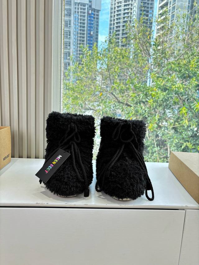 G178 What you see is what you get: Moon Boot, the latest autumn/winter snow boot