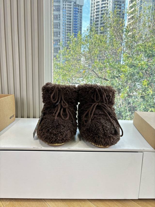 G178 What you see is what you get: Moon Boot, the latest autumn/winter snow boot