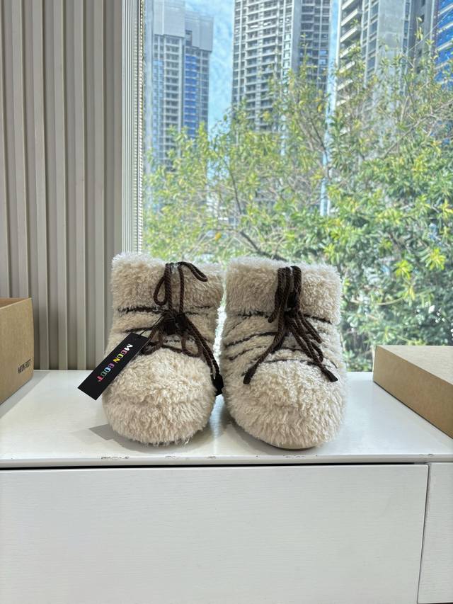 G178 What you see is what you get: Moon Boot, the latest autumn/winter snow boot