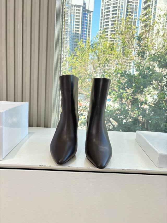 G077 What you see is what you get, top-quality Maison Margiel pointed-toe riding