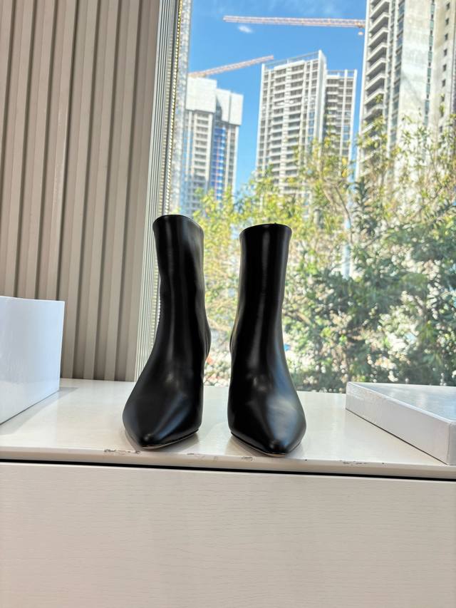 G077 What you see is what you get, top-quality Maison Margiel* pointed-toe ridin