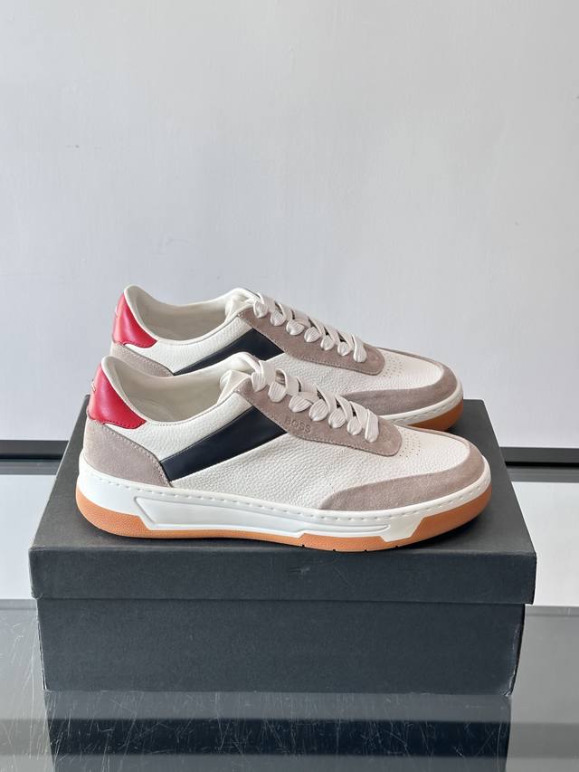 , made with genuine leather and suede, offering a delicate texture and durabilit