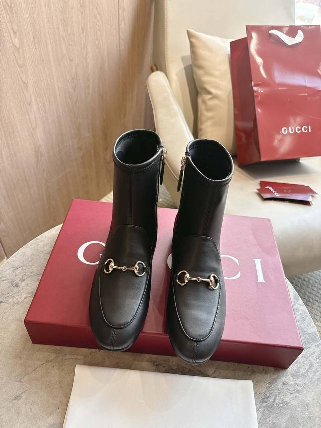 920-1 Black ?35-42 Gucci Jordaan loafers are a classic all-season staple. This a