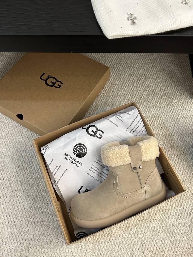 These Ugg teddy bear fur-trimmed ankle boots feature a suede upper and wool col