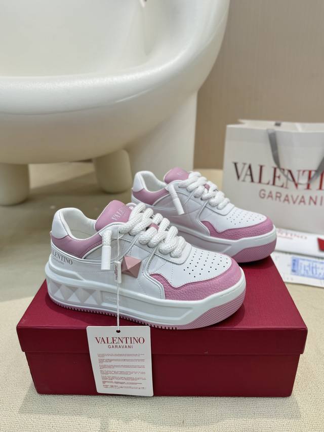 Factory direct wholesale price: Couple style Top version Valentino Out Stud spo