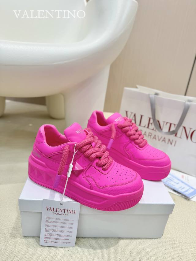 Factory direct wholesale price: Couple style Top version Valentino Out Stud spo