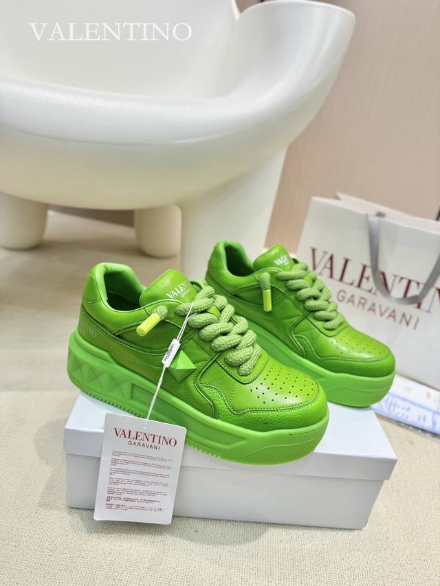 Factory direct wholesale price: Couple style Top version Valentino Out Stud spo