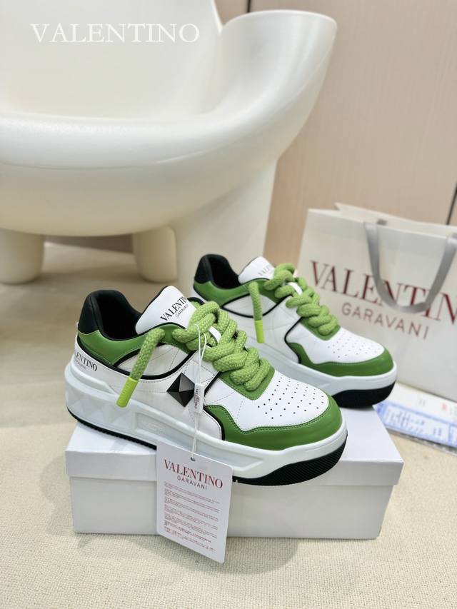 Factory direct wholesale price: Couple style Top version Valentino Out Stud spo