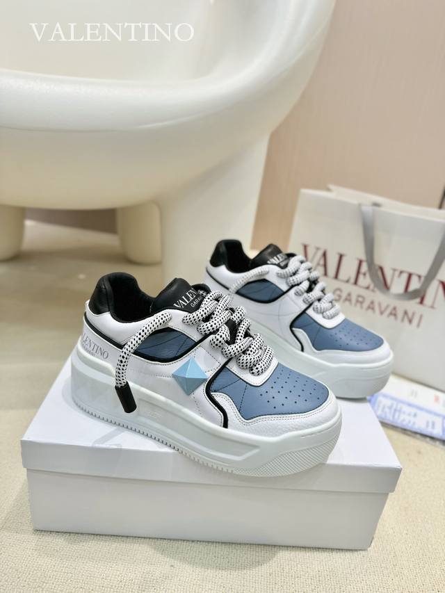 Factory direct wholesale price: Couple style Top version Valentino Out Stud spo