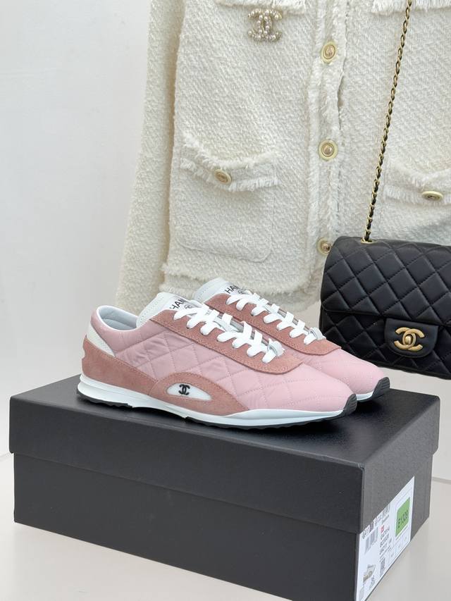 New Double C Diamond Pattern Casual Sneakers These sneakers are a masterpiece fo