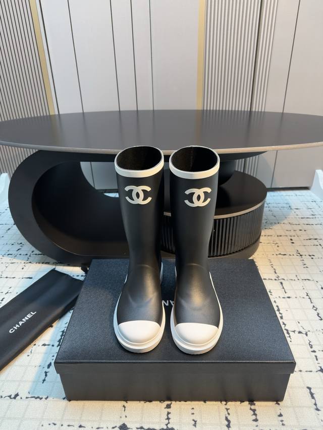 Brand new top-tier running shoe, meticulously crafted from the original, with s