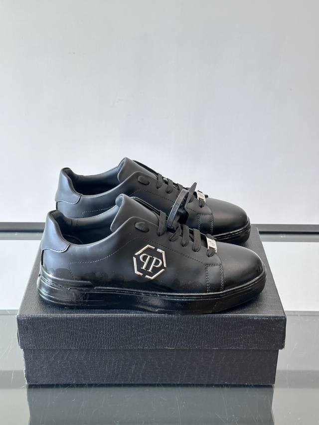 Philipp Plein PP Icon series low-top sneakers, featuring a leather upper and rub