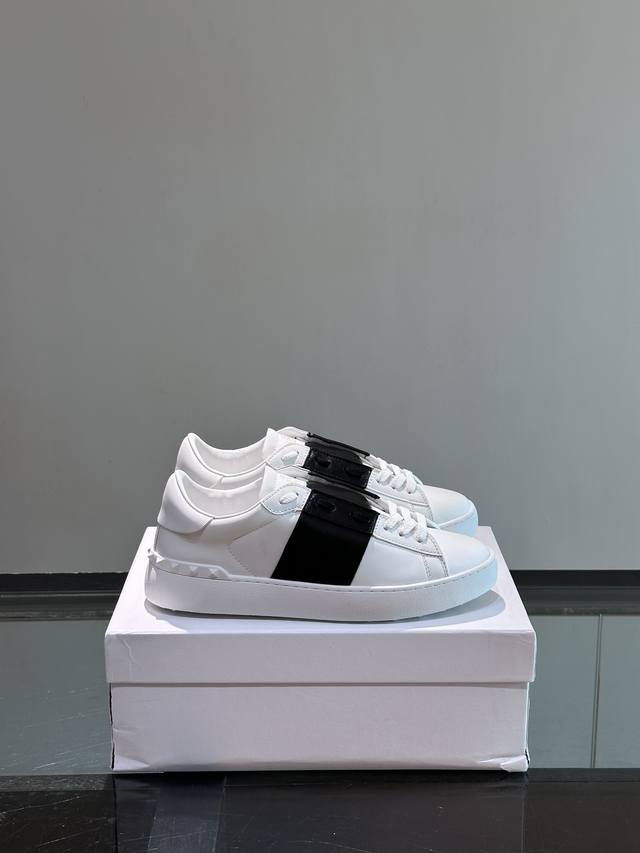 Valentin Classic Low-Top Calfskin Sneakers Made of calfskin leather - Classic st