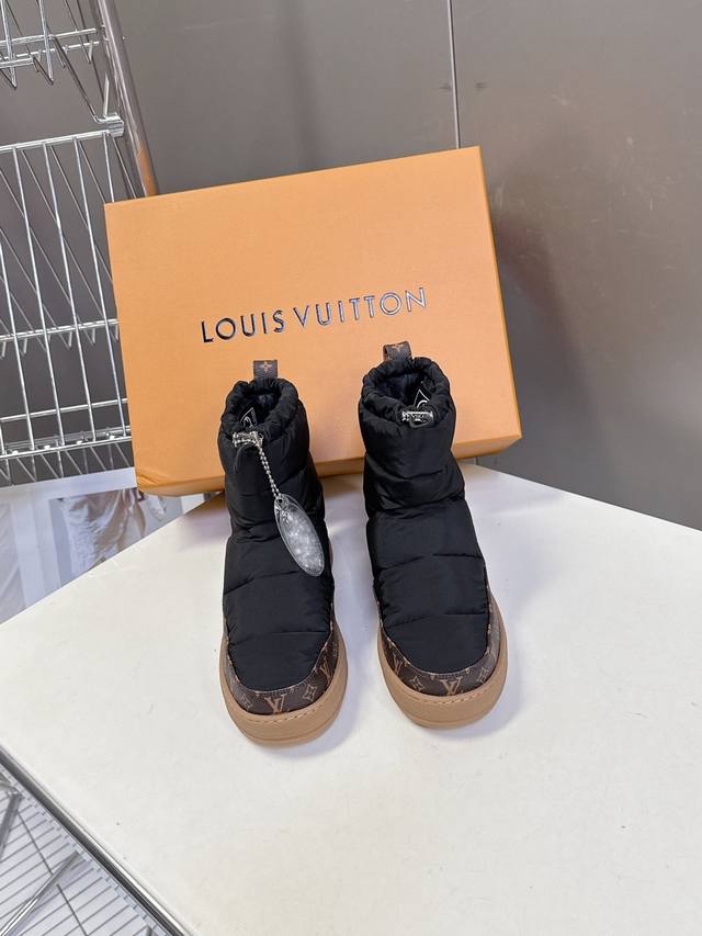 Louis Vuitton's latest Fall/Winter snow boots Z82 . Highly recommended by cele