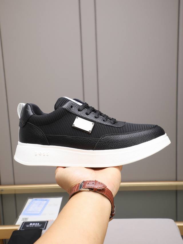 Boss's hottest style features a cowhide upper with a flyknit design, an ultra-li