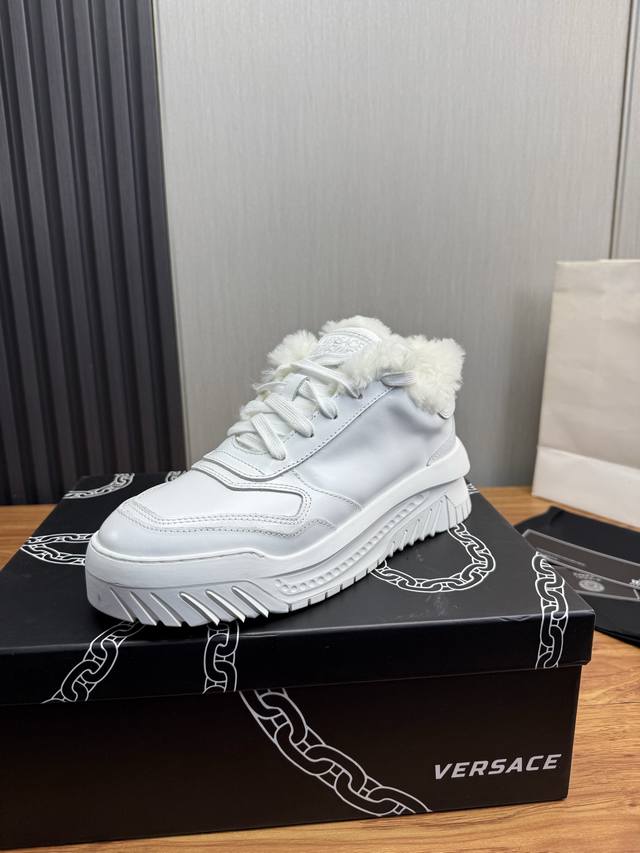 Factory price Versace. Fashionable leather casual sports shoes A year-round hot-