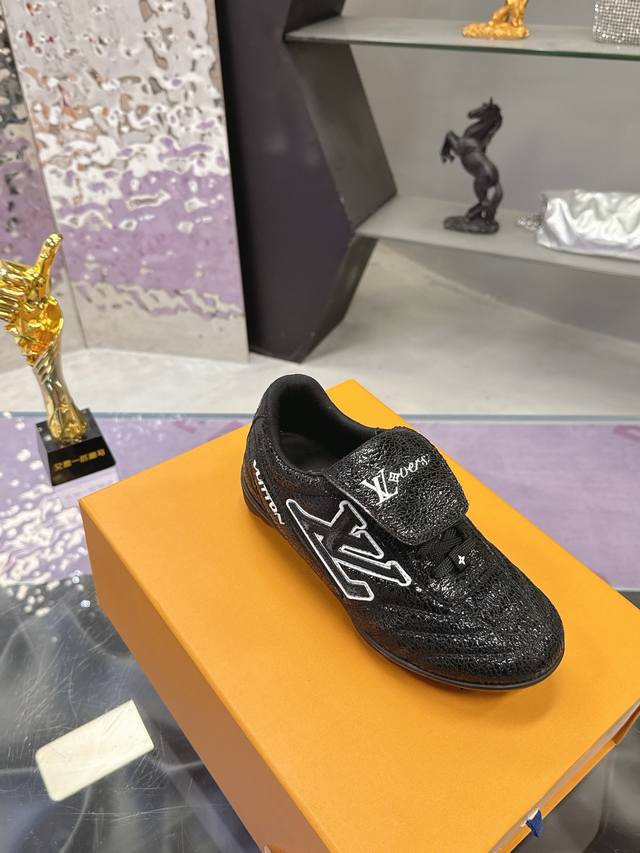 Factory Price: Louis Vuitton's latest Footprint series couple's soccer shoes. Th