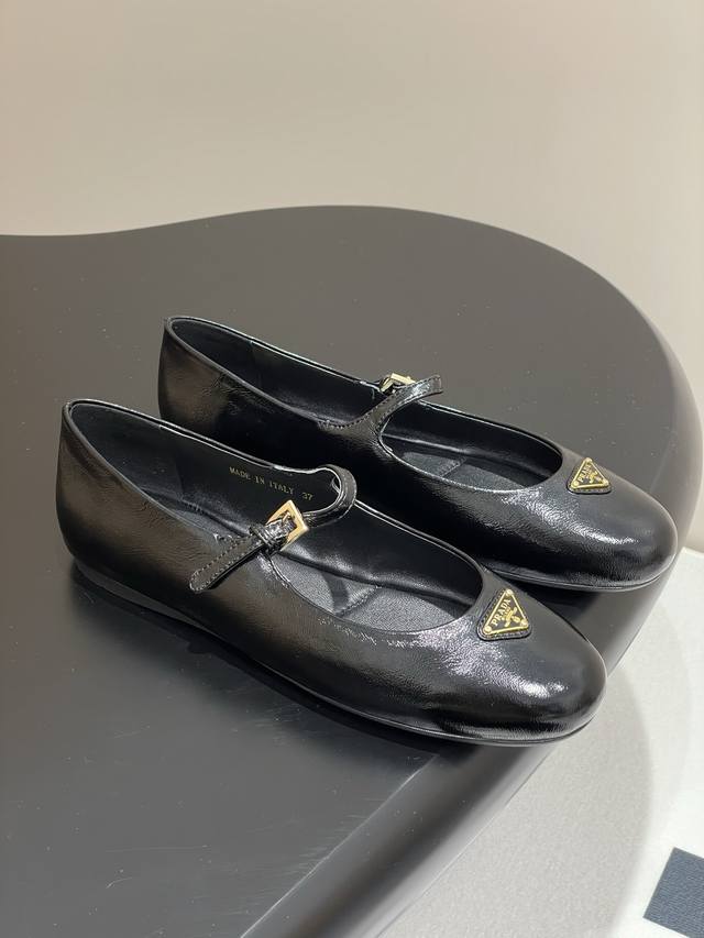 Comes with a box. Prada early spring new style wrinkled patent leather ballet f