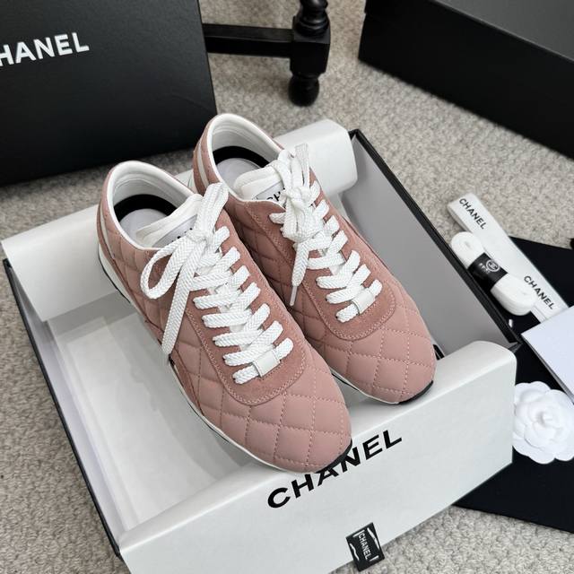 High-quality Chanel 26 early spring new casual classic sneakers. The upper has
