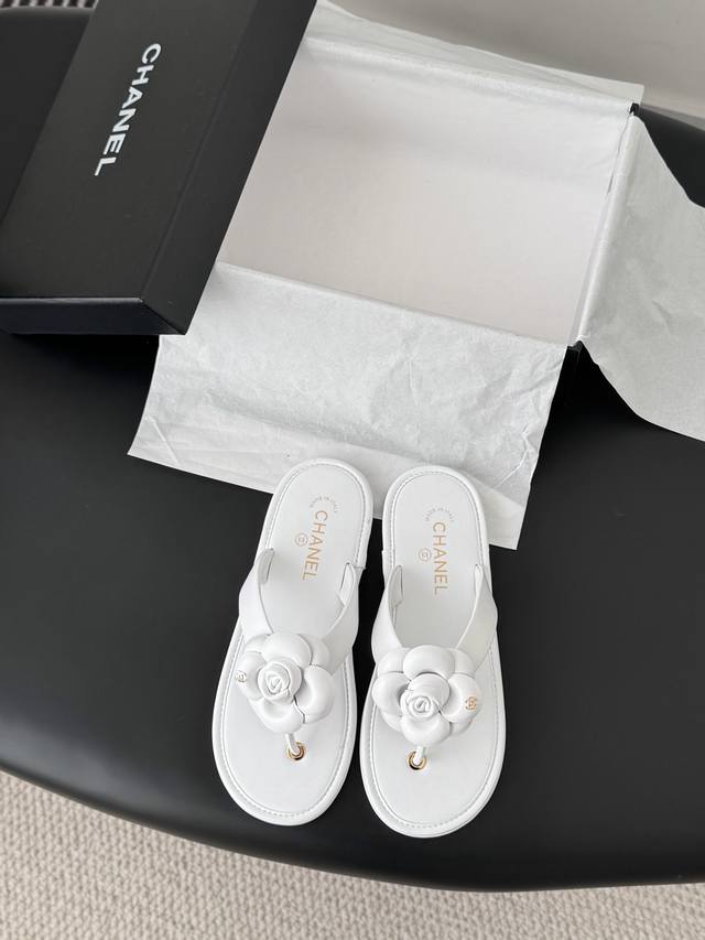 Chanel 25K Spring/Summer New Camellia Slippers This season's camellia series is