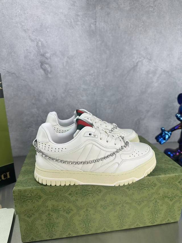 Gucci's latest hot-selling high-top and low-top distressed couple sneakers are n