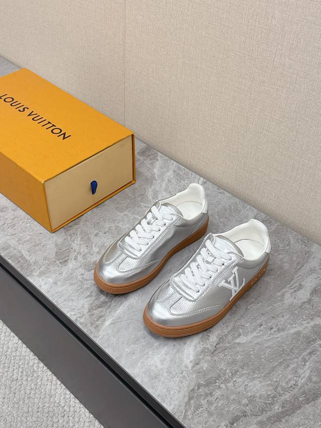 Louis Vuitton's latest biscuit-style casual shoes. Recommended by numerous celeb