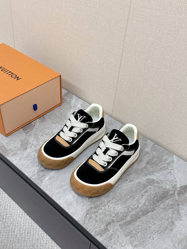 Louis Vuitton's latest couple's biscuit shoes/casual shoes. Highly recommended b