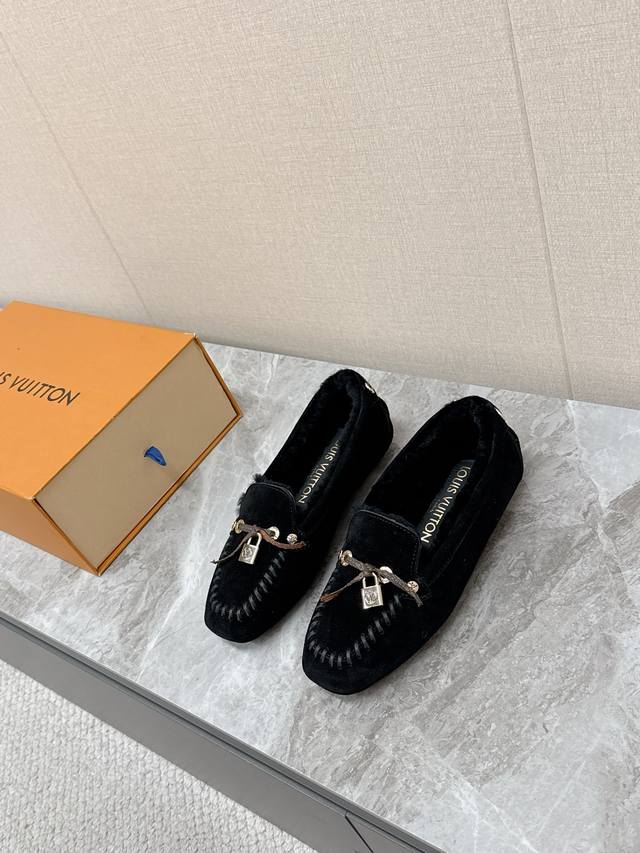 Louis Vuitton Fall/Winter Newest Driving Shoes, Furry Shoes. Highly recommended