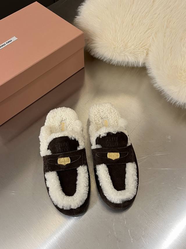Miumiu's Fall/Winter vibe is off the charts! The same closed-toe slippers from t