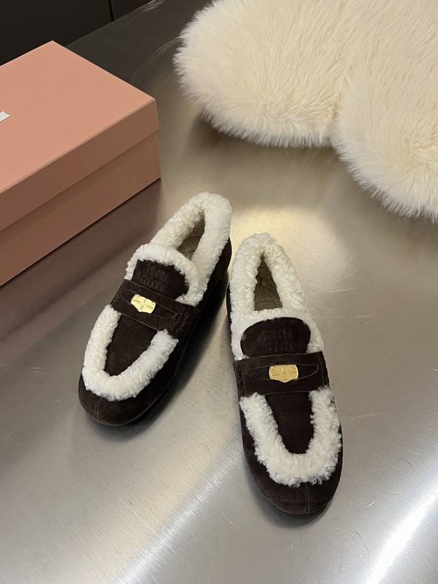 Autumn/Winter Collection Coin Loafers A flowing runway, a pair of breathable cl