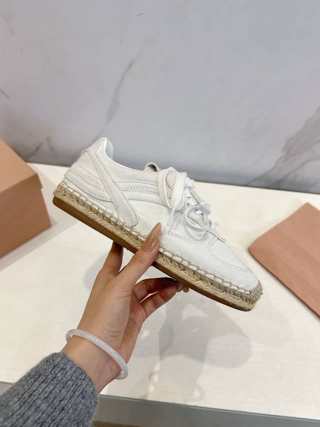 Miumiu 2026 Spring/Summer runway espadrilles are here! Retro thin-soled design,