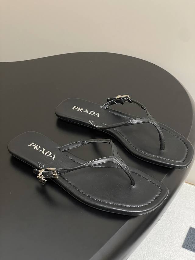 Comes with a box. Prada 25Ss Summer New Minimalist One-Strap Flat Sandals, Flip