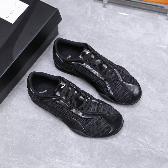 Puma Retro Pleated Design Sporty Casual Shoes. This shoe takes a retro soccer sh