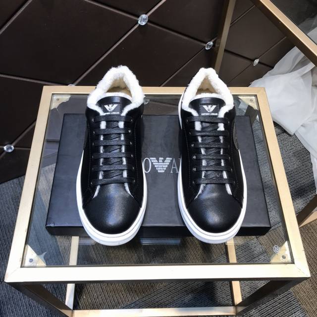 Armani's trendiest style, fur-lined casual shoes for easier and more comfortable