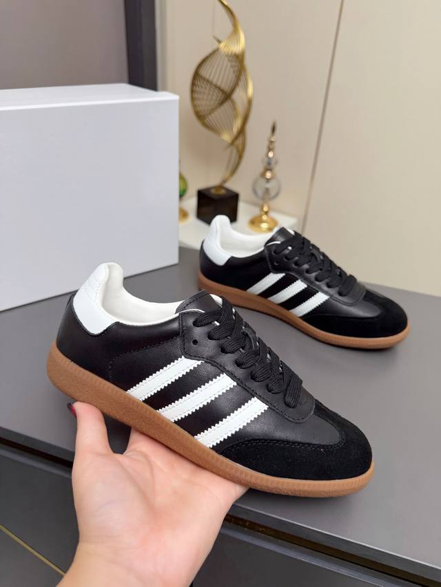 Self-labeled - Unlabeled This is an incredibly comfortable casual sneaker. The c