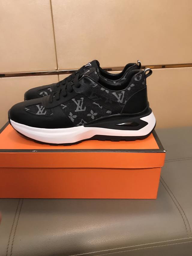 Factory Price p A hot-selling Louis Vuitton (LV) men's shoe, a high-end brand. T