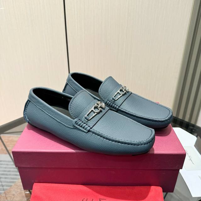 Factory Price: Exclusive new style of Ferragamo loafers. The upper is made of t