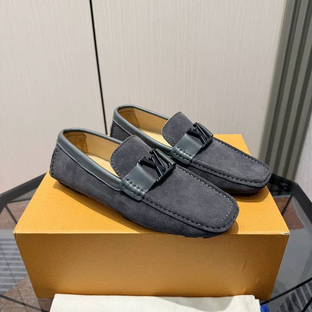 Factory Price: Exclusive new style of LV calfskin loafers. The upper is made of