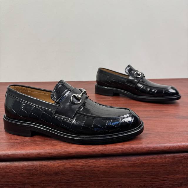 Gucci New Horsebit Loafers for Men! These classic horsebit loafers exude timeles