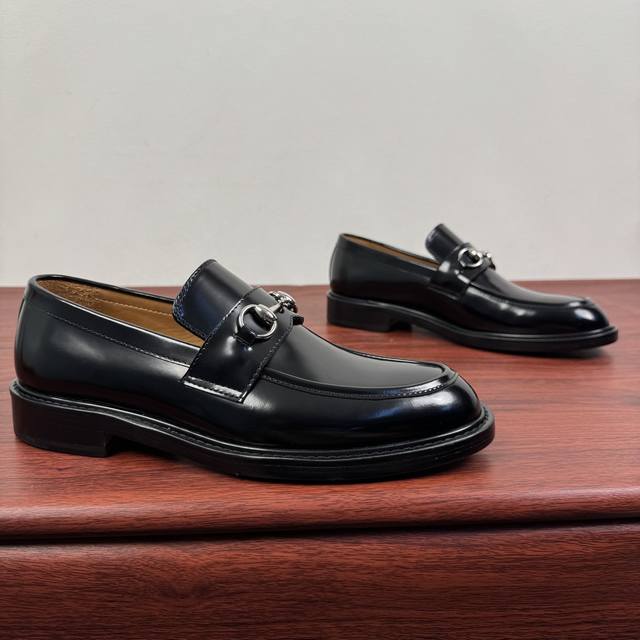 Gucci New Horsebit Loafers for Men! These classic horsebit loafers exude timeles