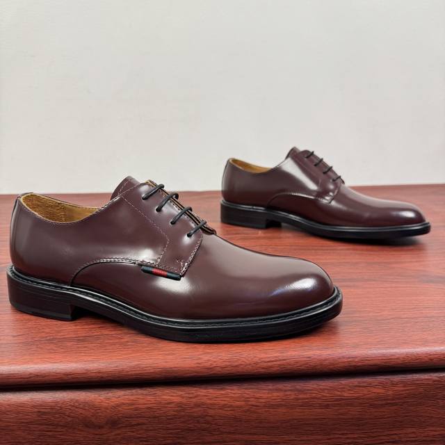 Gucci Autumn New Men's Lace-up Derby Shoes! These lace-up shoes are crafted from